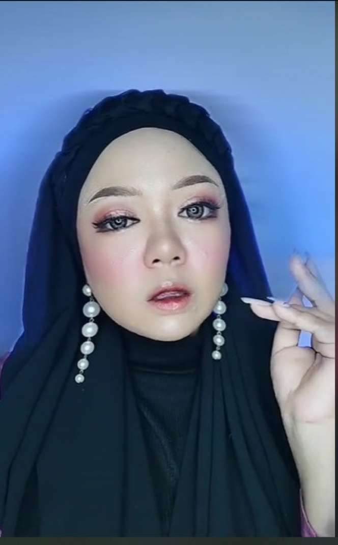 Potret Transformasi Makeup Wanita Ini Bikin Melongo, Hasilnya Bak Langit dan Bumi!