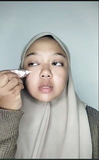 Potret Transformasi Makeup Wanita Ini Bikin Melongo, Hasilnya Bak Langit dan Bumi!