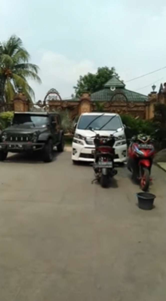 10 Potret Rumah Sultan Bojongkoneng yang Viral, Beri Umroh Gratis Warga 2 RT, The Real Istana!