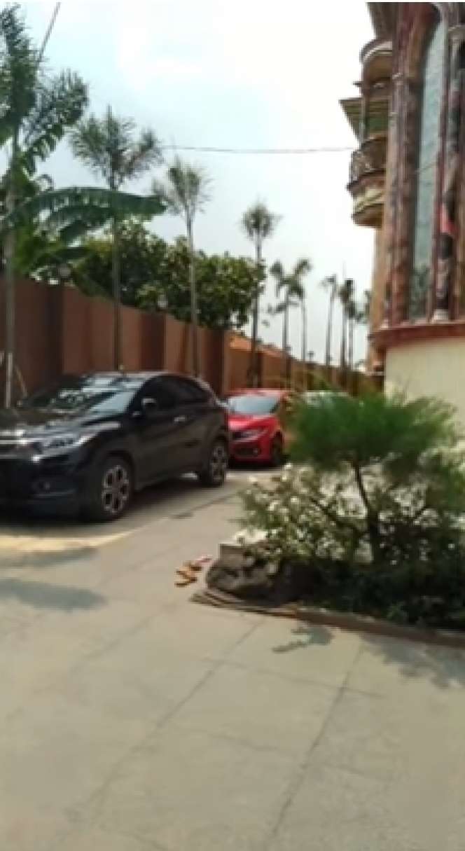 10 Potret Rumah Sultan Bojongkoneng yang Viral, Beri Umroh Gratis Warga 2 RT, The Real Istana!