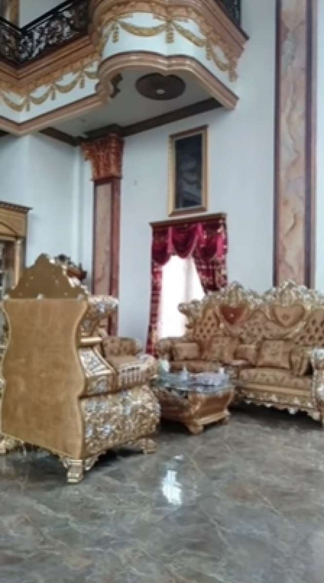 10 Potret Rumah Sultan Bojongkoneng yang Viral, Beri Umroh Gratis Warga 2 RT, The Real Istana!