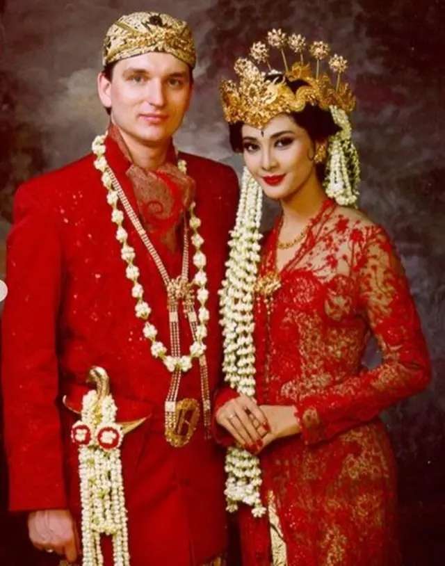 10 Foto Lawas Pernikahan Artis Era 90-an, Rano Karno Mudanya Ganteng Banget, Pantes Jadi Rebutan!