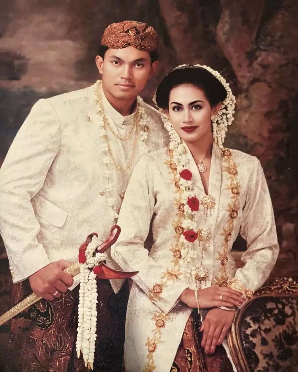 10 Foto Lawas Pernikahan Artis Era 90-an, Rano Karno Mudanya Ganteng Banget, Pantes Jadi Rebutan!
