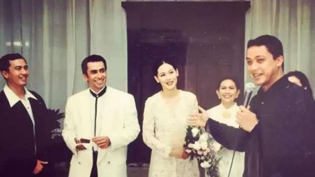 10 Foto Lawas Pernikahan Artis Era 90-an, Rano Karno Mudanya Ganteng Banget, Pantes Jadi Rebutan!