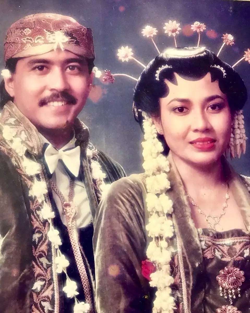 10 Foto Lawas Pernikahan Artis Era 90-an, Rano Karno Mudanya Ganteng Banget, Pantes Jadi Rebutan!