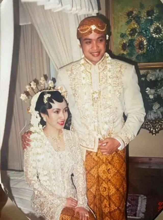 10 Foto Lawas Pernikahan Artis Era 90-an, Rano Karno Mudanya Ganteng Banget, Pantes Jadi Rebutan!