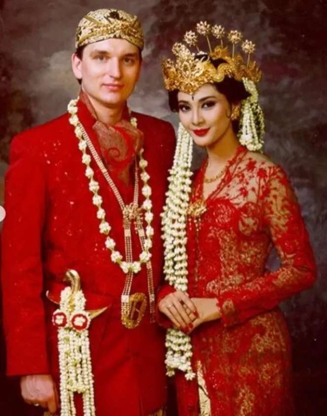 10 Foto Lawas Pernikahan Artis Era 90-an, Rano Karno Mudanya Ganteng Banget, Pantes Jadi Rebutan!