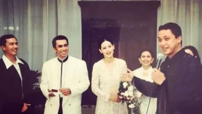 10 Foto Lawas Pernikahan Artis Era 90-an, Rano Karno Mudanya Ganteng Banget, Pantes Jadi Rebutan!