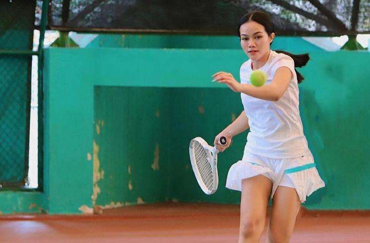 10 Adu Gaya Mewah Artis Saat Main Tenis, Nagita Slavina & Syahrini Raketnya Seharga Mobil Baru!