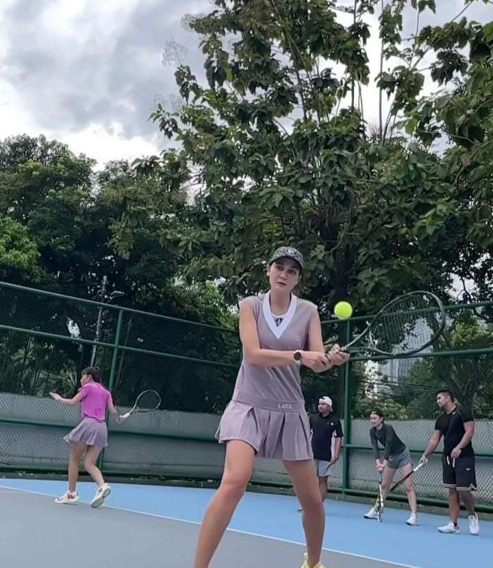 10 Adu Gaya Mewah Artis Saat Main Tenis, Nagita Slavina & Syahrini Raketnya Seharga Mobil Baru!