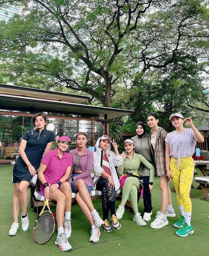 10 Adu Gaya Mewah Artis Saat Main Tenis, Nagita Slavina & Syahrini Raketnya Seharga Mobil Baru!