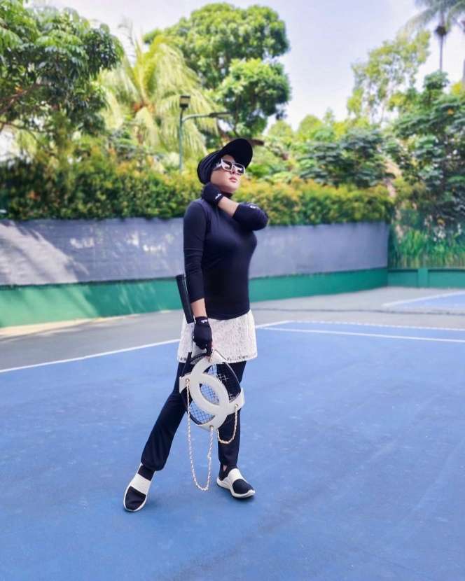 10 Adu Gaya Mewah Artis Saat Main Tenis, Nagita Slavina & Syahrini Raketnya Seharga Mobil Baru!