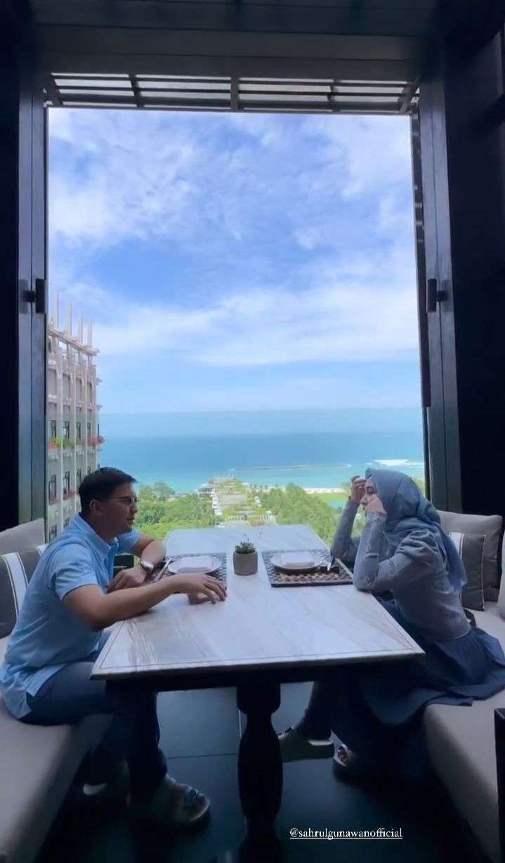 Bak Pasangan Muda, Penampilan dan Gaya Sahrul Gunawan-Dine Mutiara Bulan Madu Romantis Jadi Sorotan