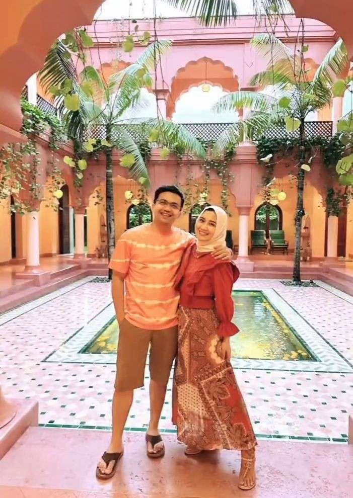 Bak Pasangan Muda, Penampilan dan Gaya Sahrul Gunawan-Dine Mutiara Bulan Madu Romantis Jadi Sorotan