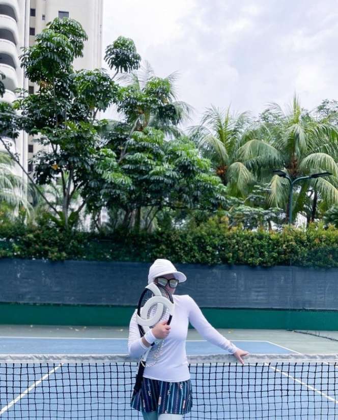 Potret Syahrini Main Tennis, Serba Mewah Pakai Celana Super Ngetat
