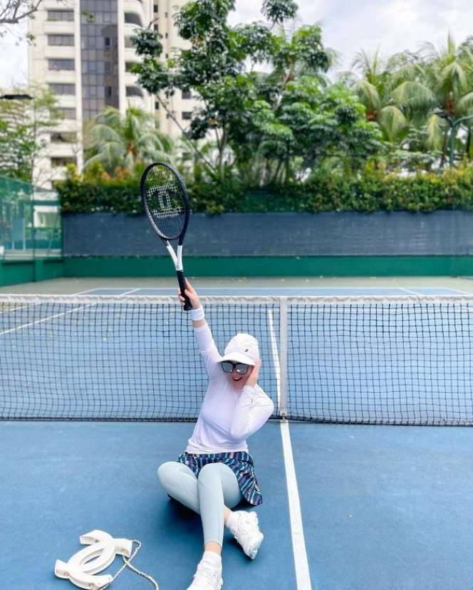 Potret Syahrini Main Tennis, Serba Mewah Pakai Celana Super Ngetat