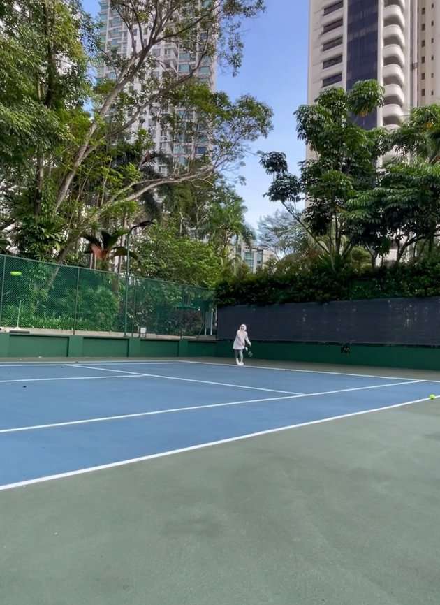 Potret Syahrini Main Tennis, Serba Mewah Pakai Celana Super Ngetat