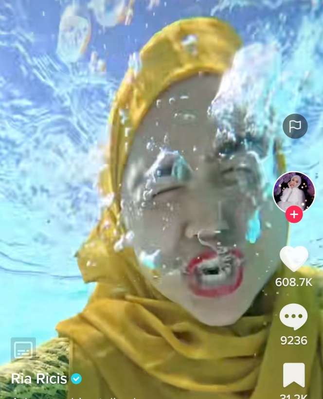 Potret Ria Ricis Challenge Menyelam Sambil Ngomong, Ekspresi Wajahnya Tak Terkontrol