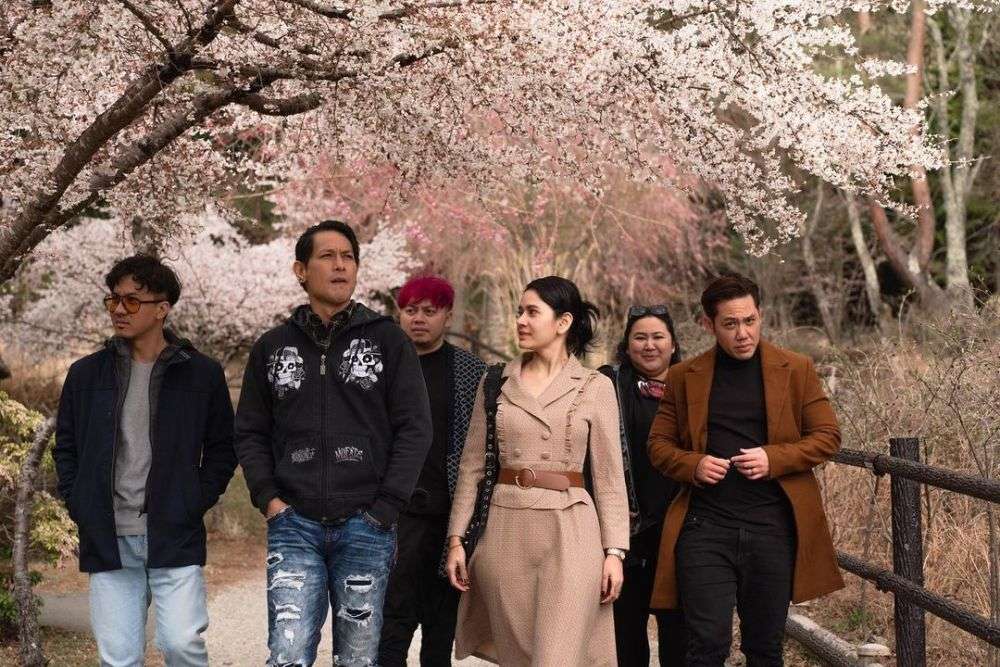 10 Adu Gaya Artis Saat Liburan ke Jepang, Penampilan Fuji Disebut Mirip Boneka, Cantik Banget!