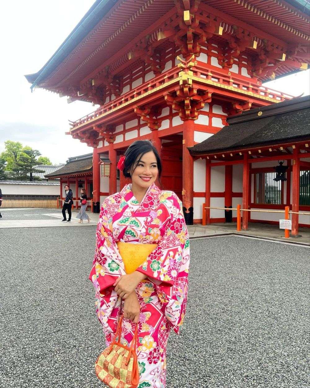 10 Adu Gaya Artis Saat Liburan ke Jepang, Penampilan Fuji Disebut Mirip Boneka, Cantik Banget!