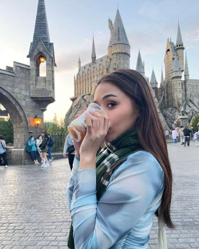 10 Adu Gaya Artis Saat Liburan ke Jepang, Penampilan Fuji Disebut Mirip Boneka, Cantik Banget!