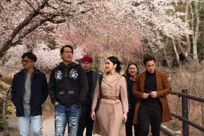 10 Adu Gaya Artis Saat Liburan ke Jepang, Penampilan Fuji Disebut Mirip Boneka, Cantik Banget!