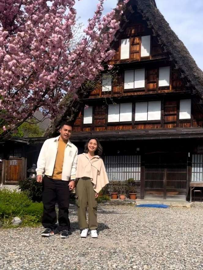 10 Adu Gaya Artis Saat Liburan ke Jepang, Penampilan Fuji Disebut Mirip Boneka, Cantik Banget!