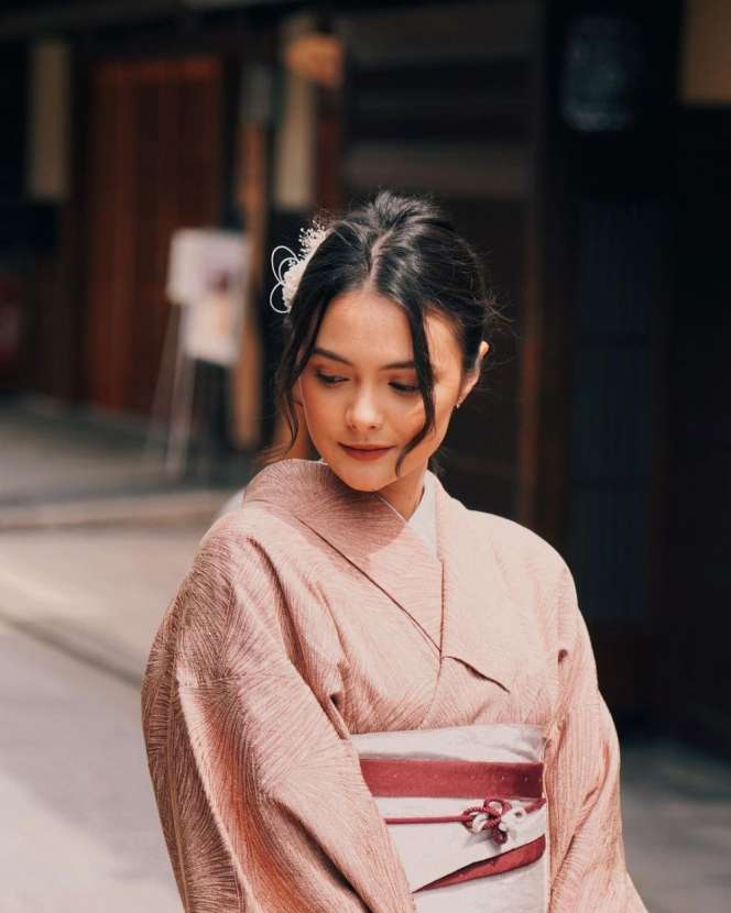 10 Adu Gaya Artis Saat Liburan ke Jepang, Penampilan Fuji Disebut Mirip Boneka, Cantik Banget!