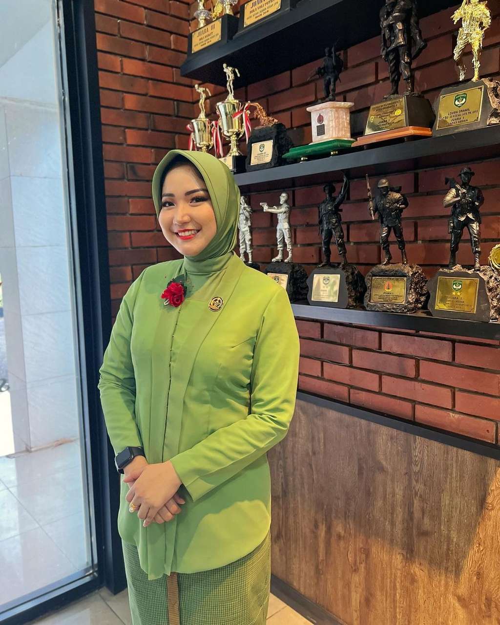 Adu Gaya Artis Cantik yang Dinikahi Anggota TNI Polri, Pilih Vakum dari Industri Hiburan, Kini Penampilannya Tuai Sorotan!