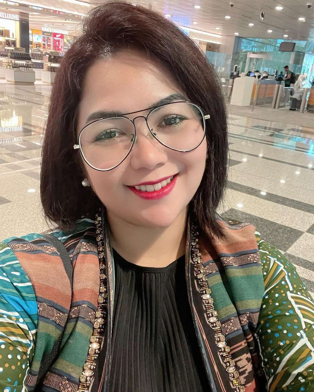 Adu Gaya Artis Cantik yang Dinikahi Anggota TNI Polri, Pilih Vakum dari Industri Hiburan, Kini Penampilannya Tuai Sorotan!