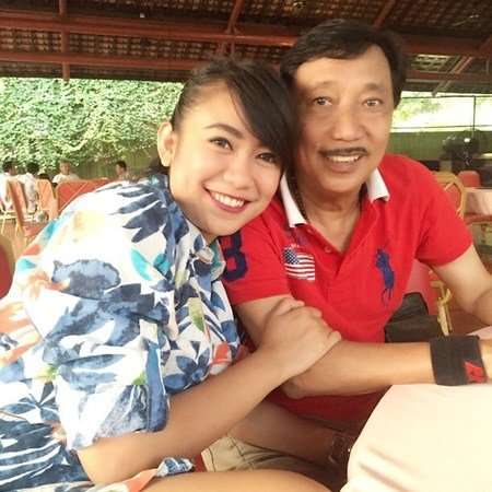 Pegawai Bank Cantik & Hot ini Ternyata Anak Komedian Legendaris, Ogah Jadi Artis Ngikuti Jejak Sang Papa, Lihat 8 Potretnya