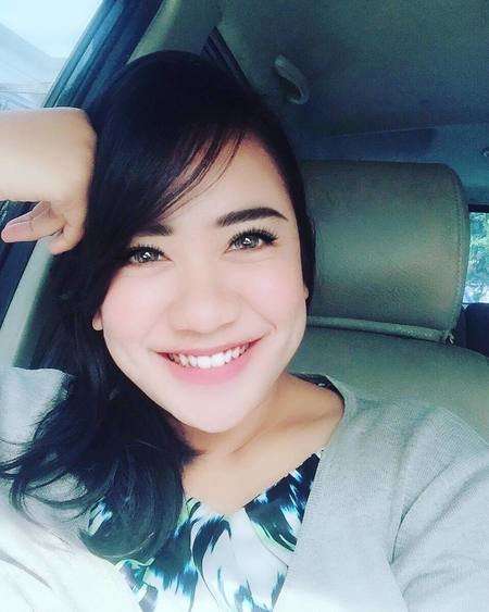 Pegawai Bank Cantik & Hot ini Ternyata Anak Komedian Legendaris, Ogah Jadi Artis Ngikuti Jejak Sang Papa, Lihat 8 Potretnya