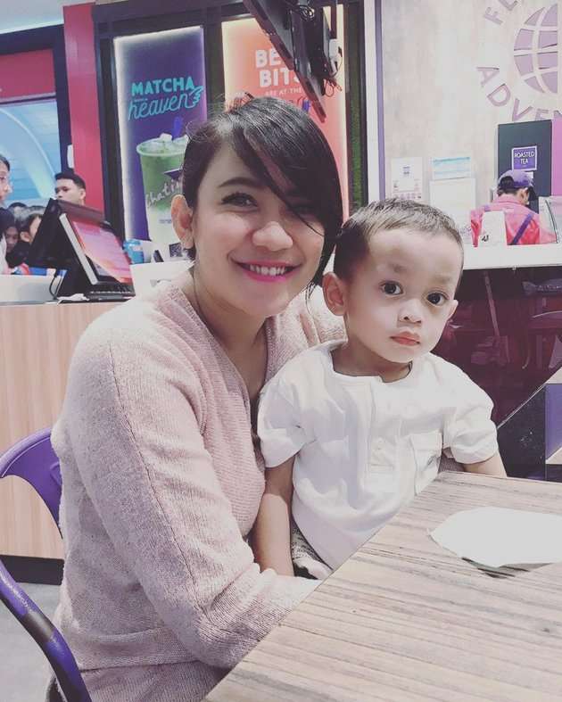 Pegawai Bank Cantik & Hot ini Ternyata Anak Komedian Legendaris, Ogah Jadi Artis Ngikuti Jejak Sang Papa, Lihat 8 Potretnya