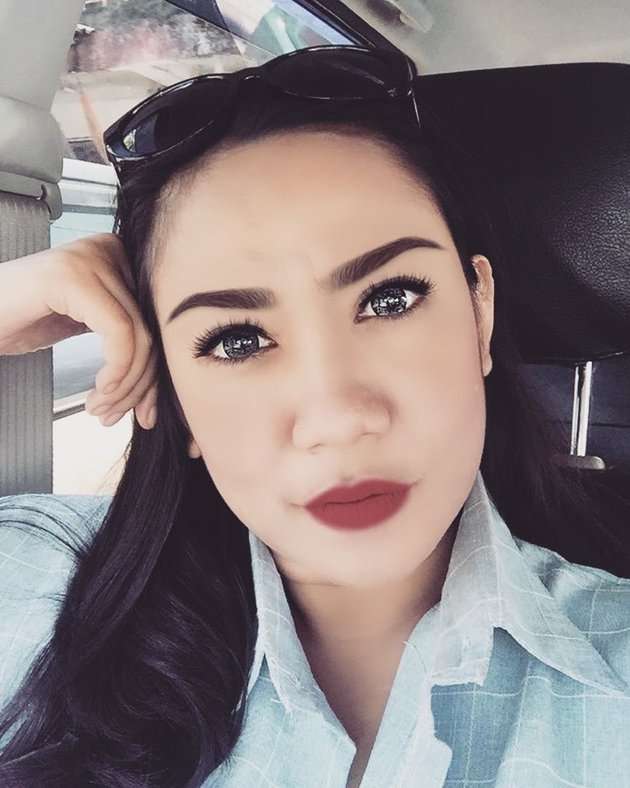 Pegawai Bank Cantik & Hot ini Ternyata Anak Komedian Legendaris, Ogah Jadi Artis Ngikuti Jejak Sang Papa, Lihat 8 Potretnya