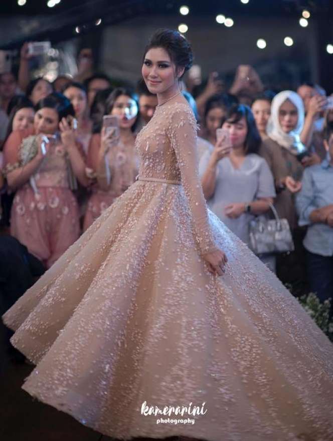 Adu Mewah Gaun Pengantin Artis dengan Model Tertutup, Terbaru Jessica Mila yang Tampil Klasik Bak Putri Kerajaan!