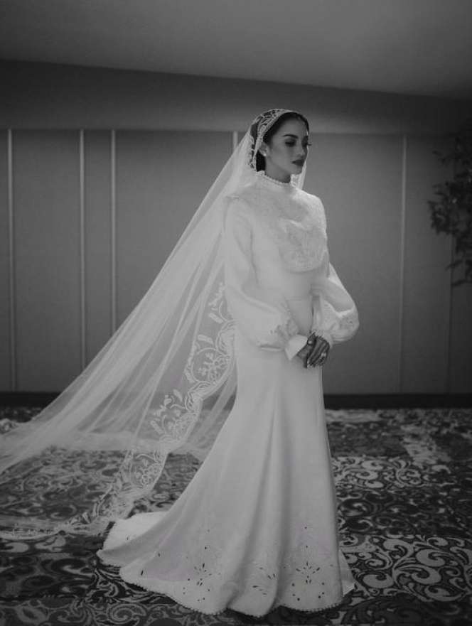 Adu Mewah Gaun Pengantin Artis dengan Model Tertutup, Terbaru Jessica Mila yang Tampil Klasik Bak Putri Kerajaan!