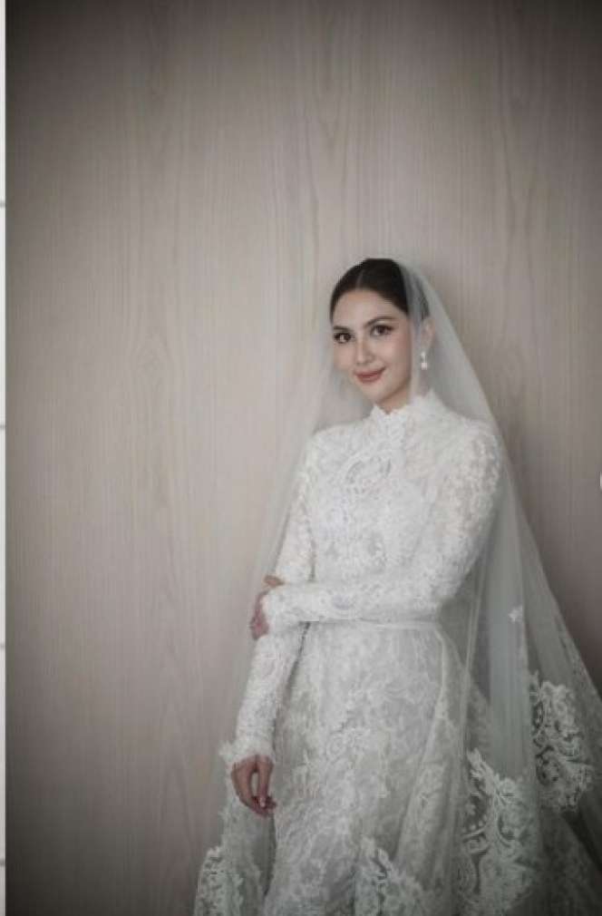Adu Mewah Gaun Pengantin Artis dengan Model Tertutup, Terbaru Jessica Mila yang Tampil Klasik Bak Putri Kerajaan!