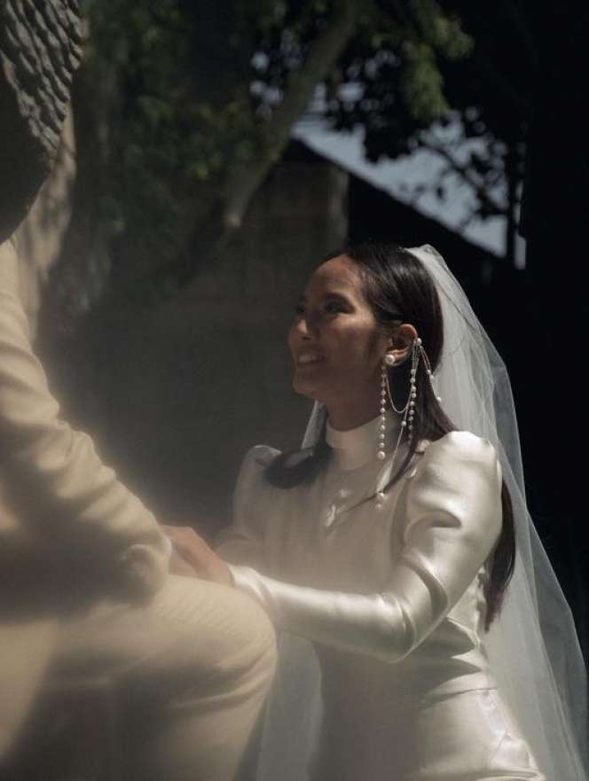 Adu Mewah Gaun Pengantin Artis dengan Model Tertutup, Terbaru Jessica Mila yang Tampil Klasik Bak Putri Kerajaan!