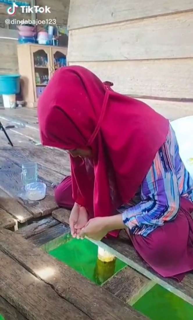 Potret Wanita Cantik Pemilik Rumah Apung dengan View Laut Biru, Kesehariannya Bikin Iri, Netizen: `Enak Bisa Makan Ikan Kapan Saja`