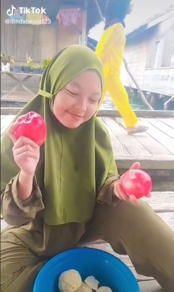 Potret Wanita Cantik Pemilik Rumah Apung dengan View Laut Biru, Kesehariannya Bikin Iri, Netizen: `Enak Bisa Makan Ikan Kapan Saja`