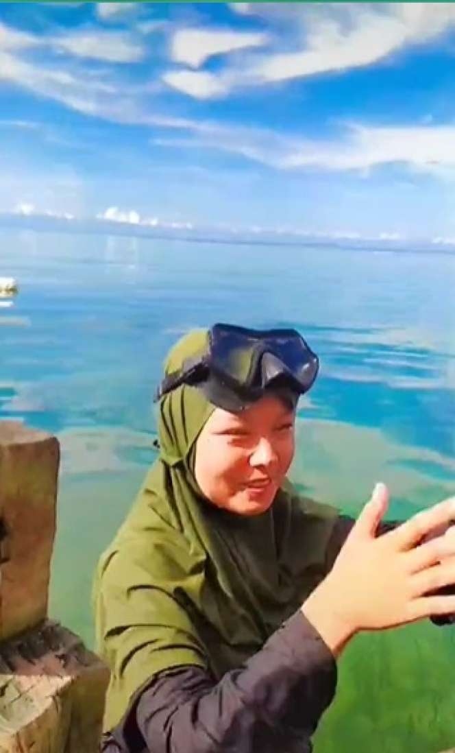 Potret Wanita Cantik Pemilik Rumah Apung dengan View Laut Biru, Kesehariannya Bikin Iri, Netizen: `Enak Bisa Makan Ikan Kapan Saja`