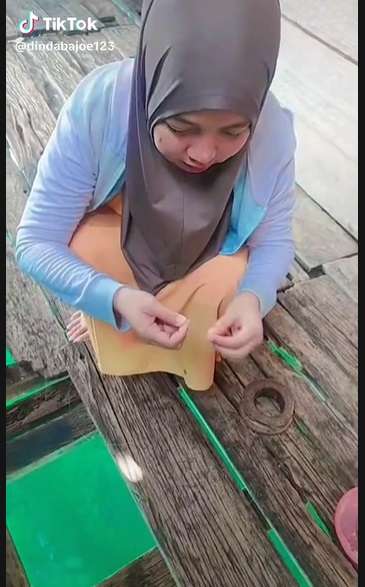 Potret Wanita Cantik Pemilik Rumah Apung dengan View Laut Biru, Kesehariannya Bikin Iri, Netizen: `Enak Bisa Makan Ikan Kapan Saja`