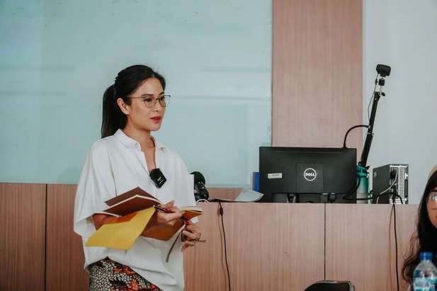 Adu Gaya Dian Sastrowardoyo dan Prilly Latuconsina Saat Jadi Dosen Praktisi, Fashionnya Curi Perhatian!