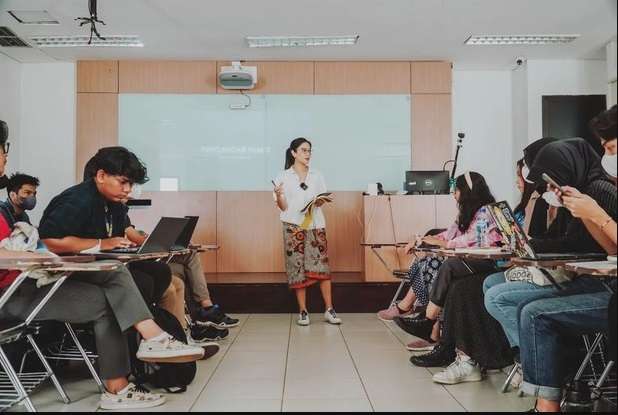 Adu Gaya Dian Sastrowardoyo dan Prilly Latuconsina Saat Jadi Dosen Praktisi, Fashionnya Curi Perhatian!