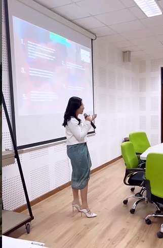 Adu Gaya Dian Sastrowardoyo dan Prilly Latuconsina Saat Jadi Dosen Praktisi, Fashionnya Curi Perhatian!