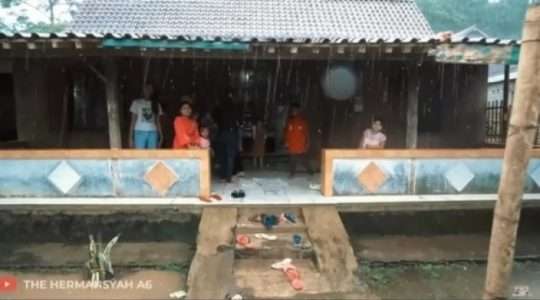 Potret Perbandingan Rumah Para Asisten Artis di Kampung Halaman, Punya Sus Rini Bikin Melongo!