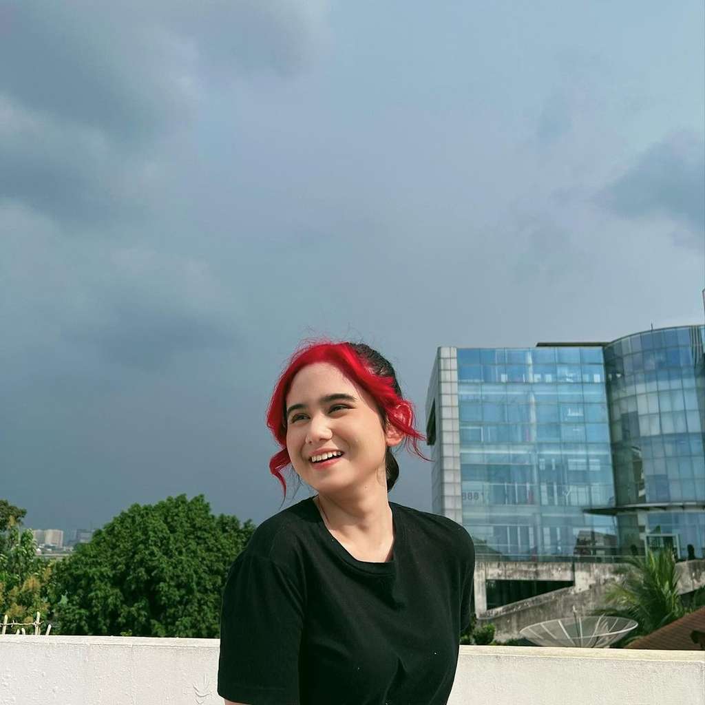 Potret Tissa Biani Pamer Rambut Tak Biasa