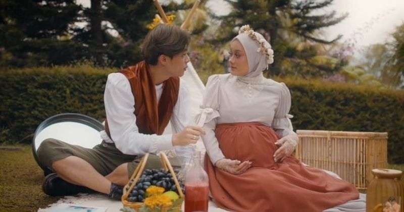 10 Adu Gaya Artis Saat Maternity Shoot, Jennifer Coppen Nyaris Tanpa Busana, Ditutupi Bunga!