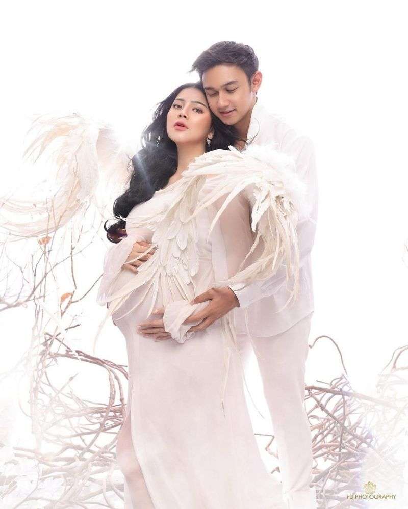 10 Adu Gaya Artis Saat Maternity Shoot, Jennifer Coppen Nyaris Tanpa Busana, Ditutupi Bunga!