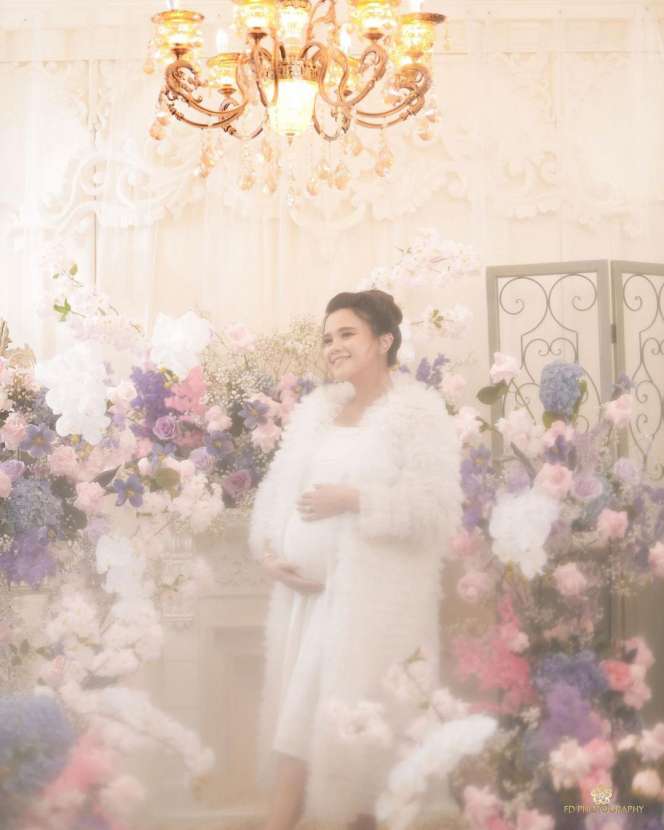 10 Adu Gaya Artis Saat Maternity Shoot, Jennifer Coppen Nyaris Tanpa Busana, Ditutupi Bunga!